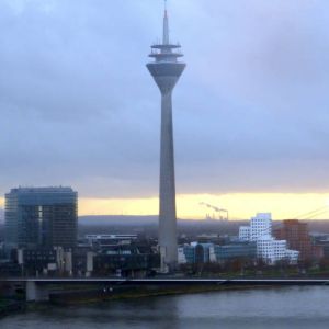 Rheinturm rijntoren Dusseldorf