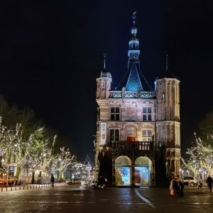 Deventer hanzestad stedentrip De Waag by night